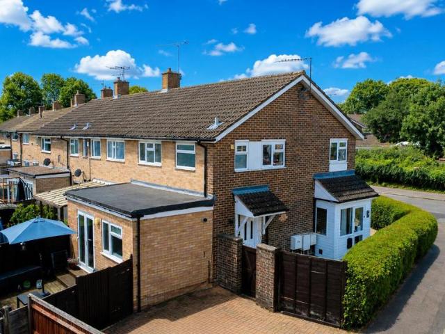 Flat for sale in Pouchen End, Hertfordshire