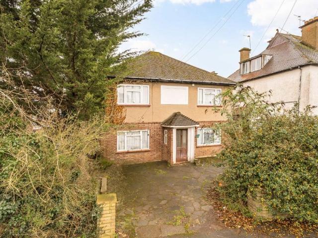 Flat for sale in Harrow Weald, Greater London