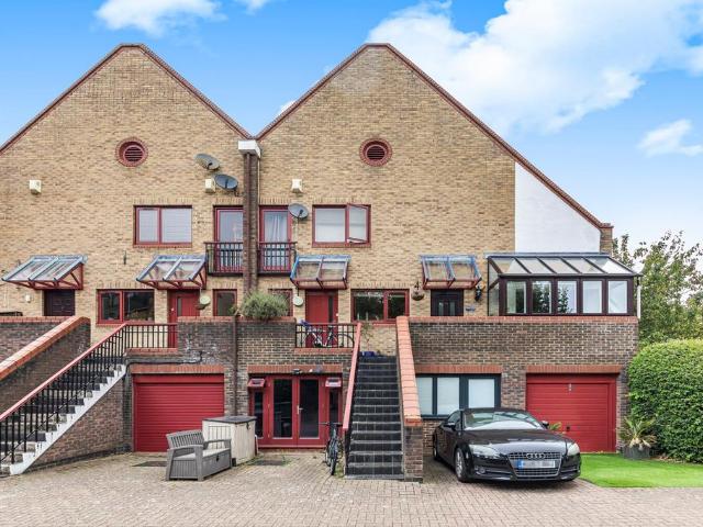 Flat for sale in Rotherhithe, Greater London