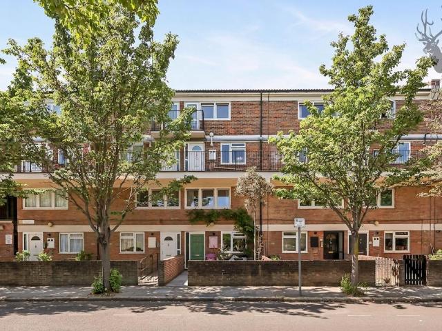 Flat for sale in Stepney, Greater London
