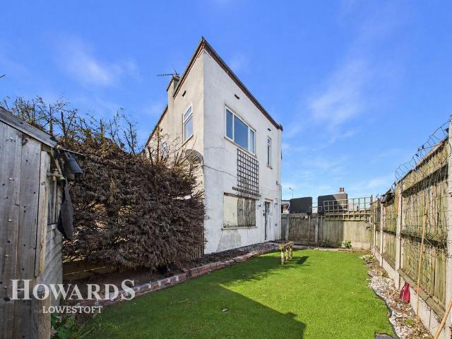 Flat for sale in Eastbridge, Suffolk