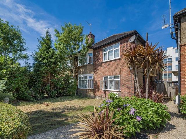Flat for sale in Lane, Greater London