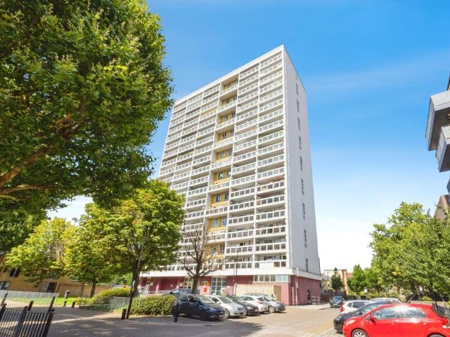 Flat for sale in Bromley-by-Bow, Bow