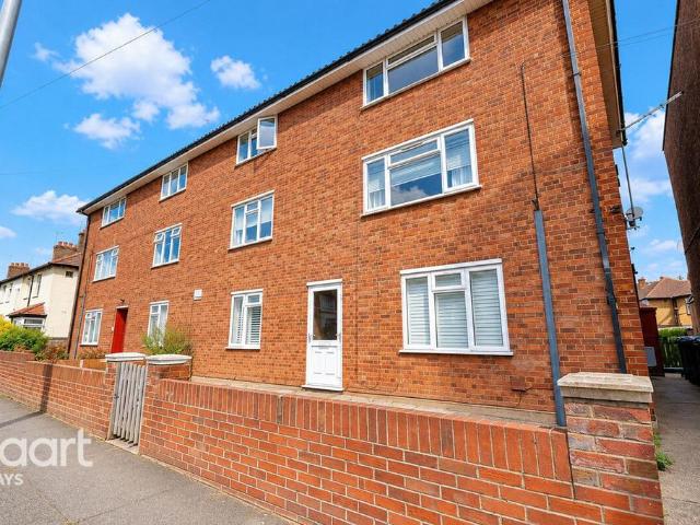 Flat for sale in Badgers Dene, Grays