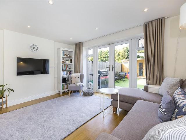 Flat for sale in East Greenwich, Greater London