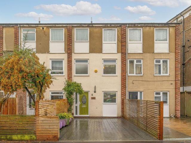 Flat for sale in London Borough of Croydon, South Norwood