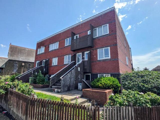 Flat for sale in Gidea Park, Greater London