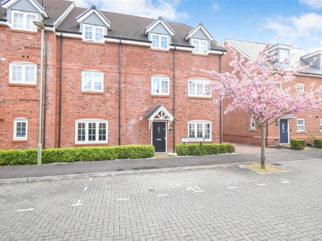 Flat for sale in Hart, Hampshire