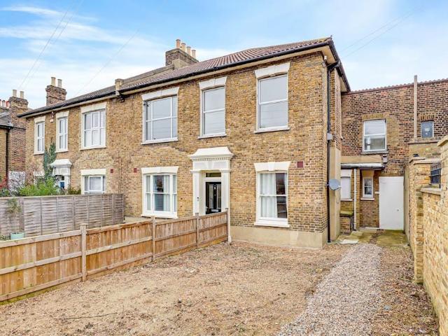 Flat for sale in Penge, Greater London