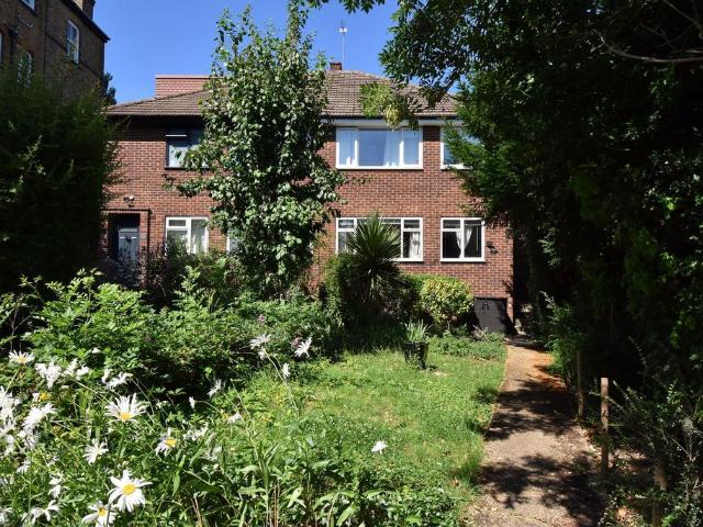 Flat for sale in London Borough of Lewisham, Forest Hill