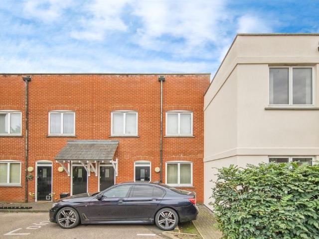 Flat for sale in Key Street, Suffolk