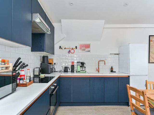 Flat for sale in Furzedown, Greater London