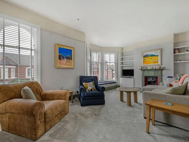 Flat for sale in London Borough of Lambeth, Greater London