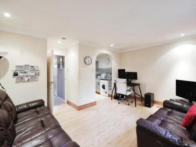 Flat for sale in Totteridge, Cressex
