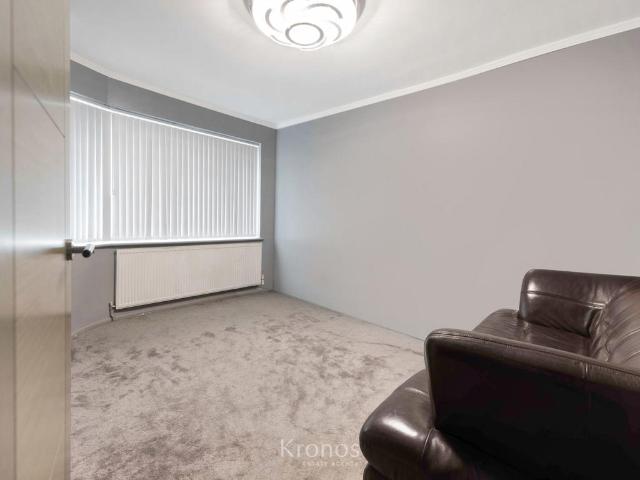 Flat for sale in Hayes, Greater London