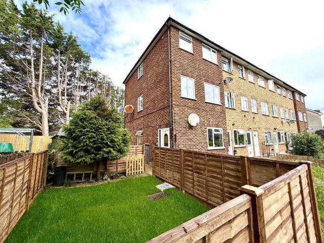 Flat for sale in Chessington, Greater London