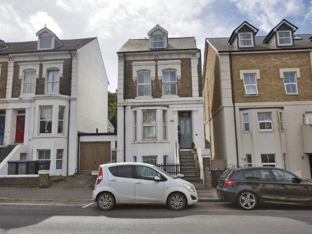 Flat for sale in Clarendon, Ash