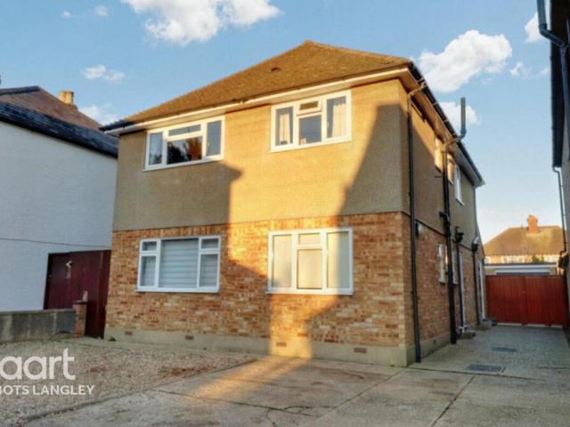Flat for sale in Batchworth, Hertfordshire