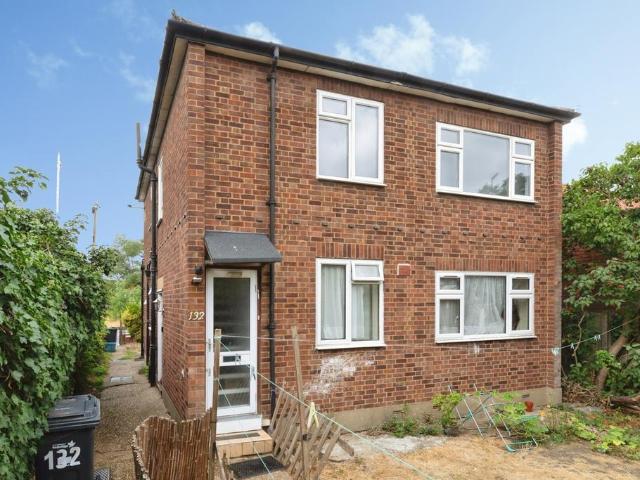 Flat for sale in Gants Hill, Greater London