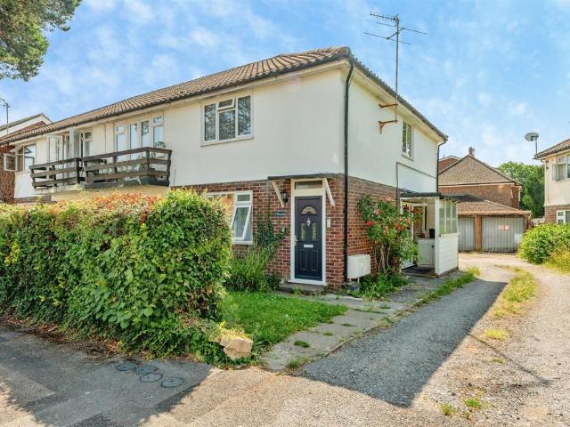 Flat for sale in Red Hill, Surrey