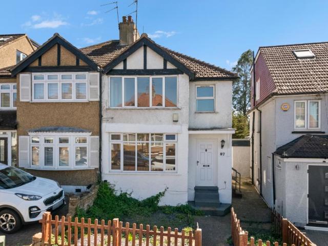 Flat for sale in London Borough of Ealing, Greenford