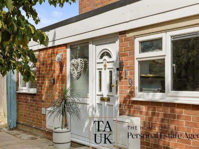 Flat for sale in Fordham Heath, Essex