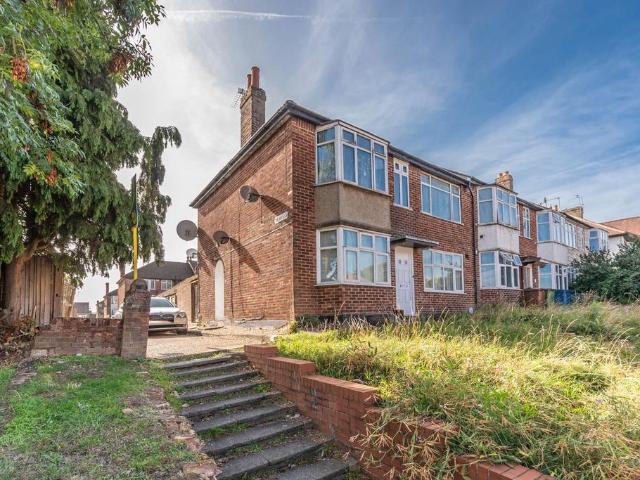 Flat for sale in South Stanmore, Greater London