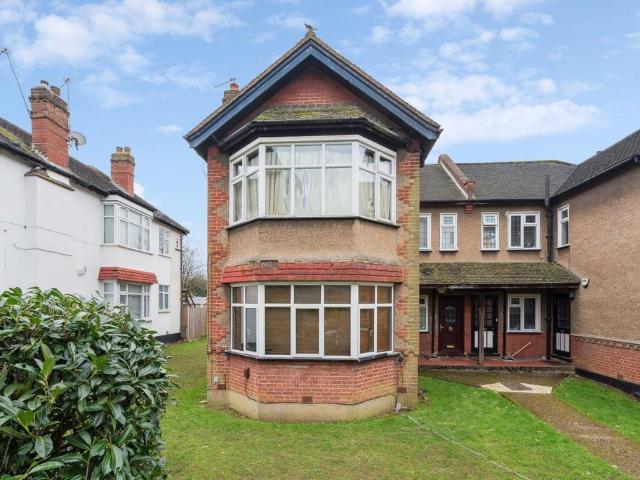 Flat for sale in Pinner, Greater London