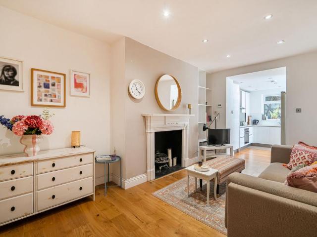 Flat for sale in Brompton, Greater London