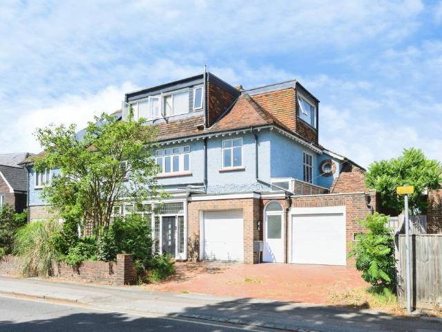 Flat for sale in Red Hill, Surrey