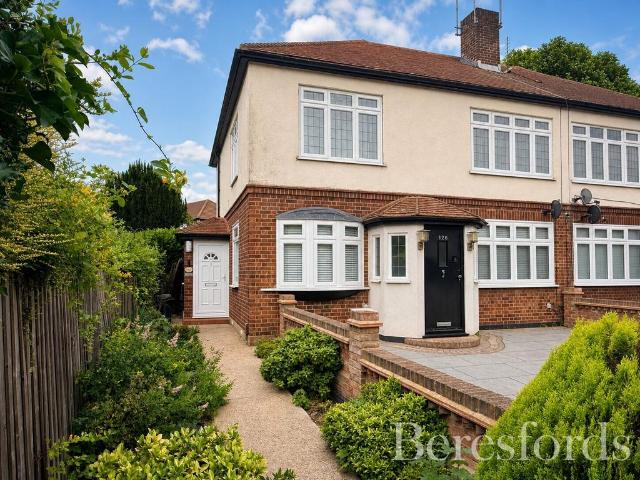 Flat for sale in Hornchurch, Greater London