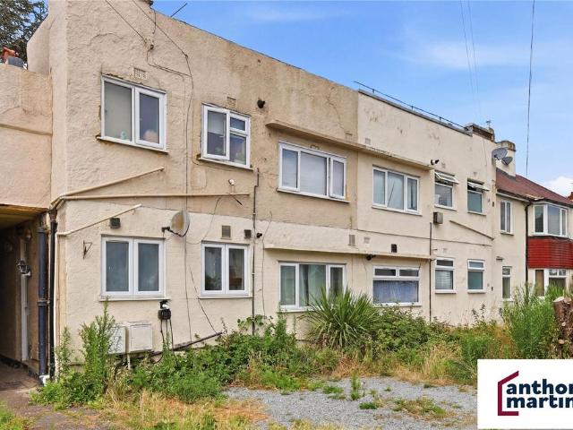 Flat for sale in Monks Orchard, Kent