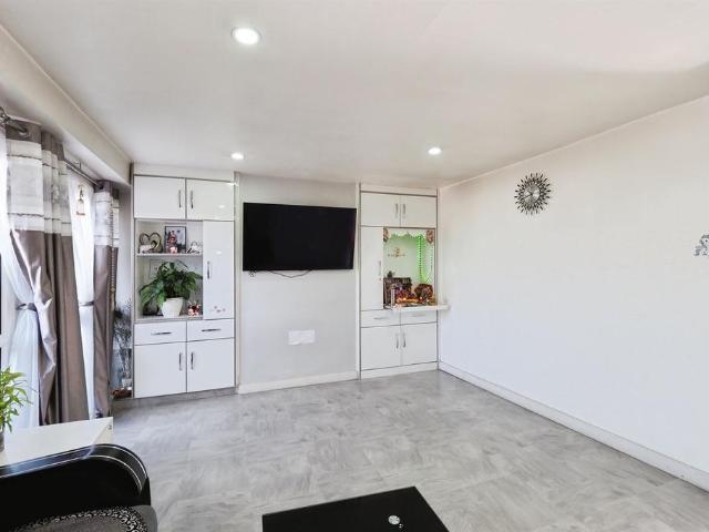 Flat for sale in St Matthew's, Old Wharf