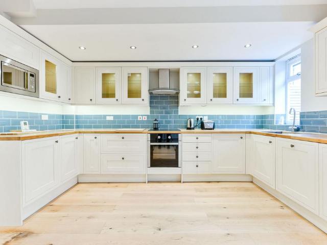 Flat for sale in London Borough of Hounslow, Greater London