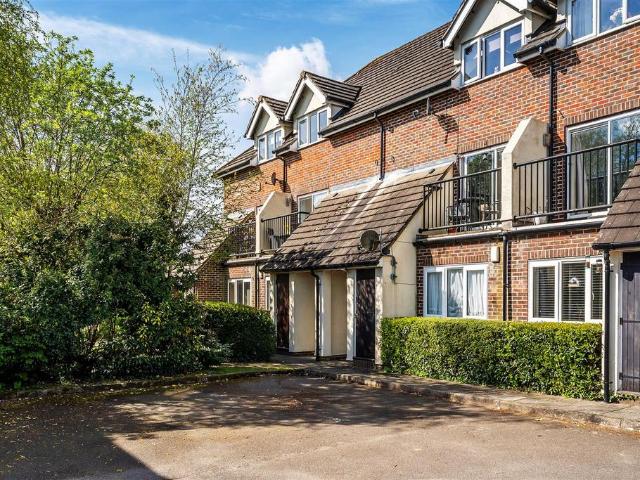 Flat for sale in Hillview, Surrey