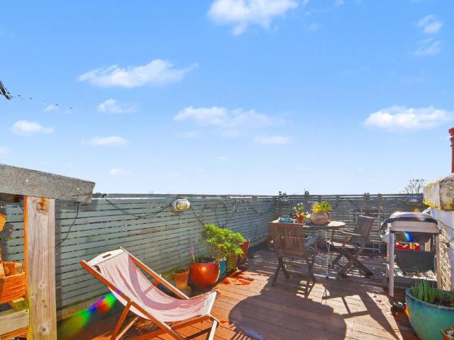 Flat for sale in Archway, Greater London