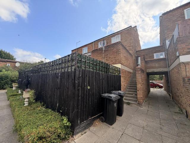 Flat for sale in Vange, Essex