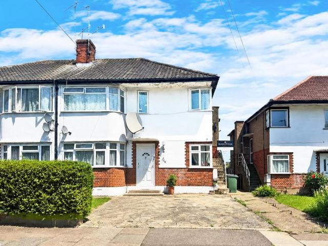 Flat for sale in Lane, Greater London