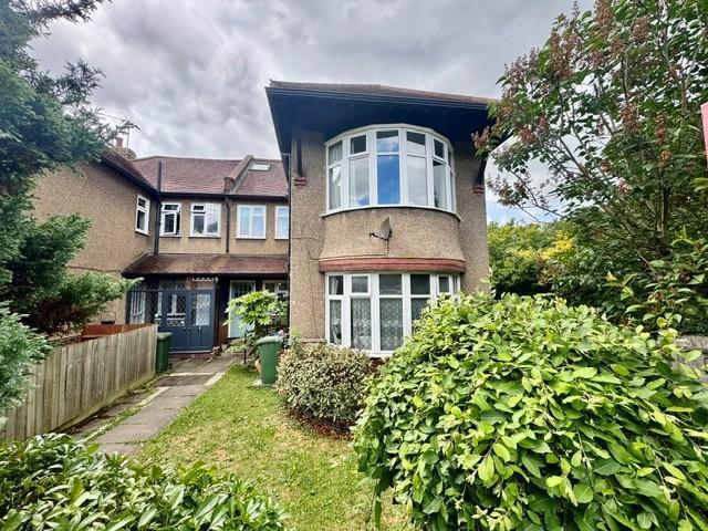 Flat for sale in Hatch End, Greater London