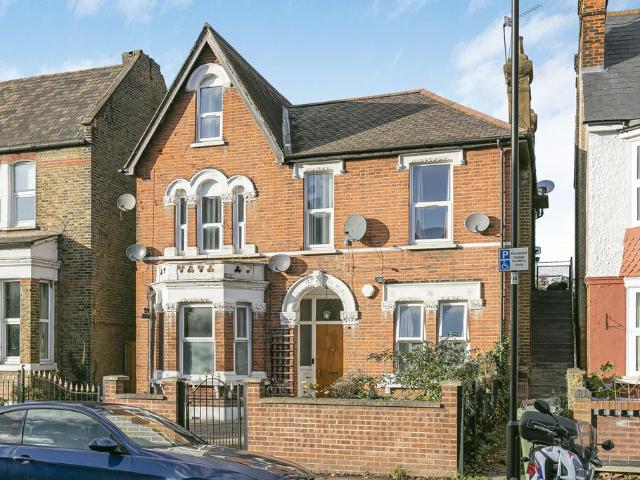 Flat for sale in Streatham, Greater London