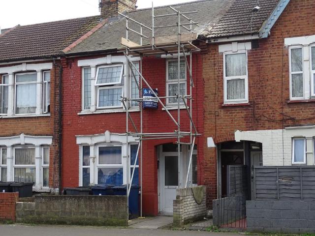 Flat for sale in London Borough of Ealing, Greater London
