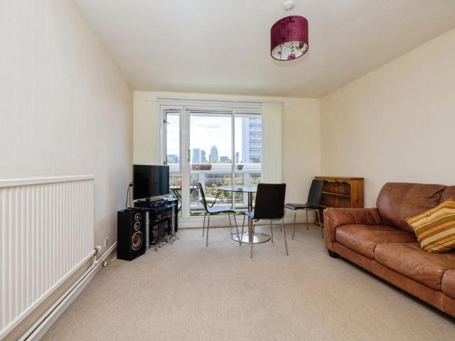 Flat for sale in Bromley-by-Bow, Bow