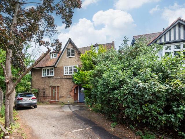 Flat for sale in Golders Green, Greater London