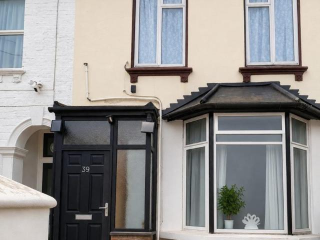 Flat for sale in London Borough of Ealing, Greater London