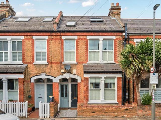 Flat for sale in Southfields, Greater London