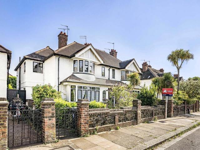 Flat for sale in London Borough of Hounslow, Strand