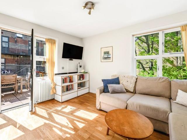 Flat for sale in Kentish Town, Greater London