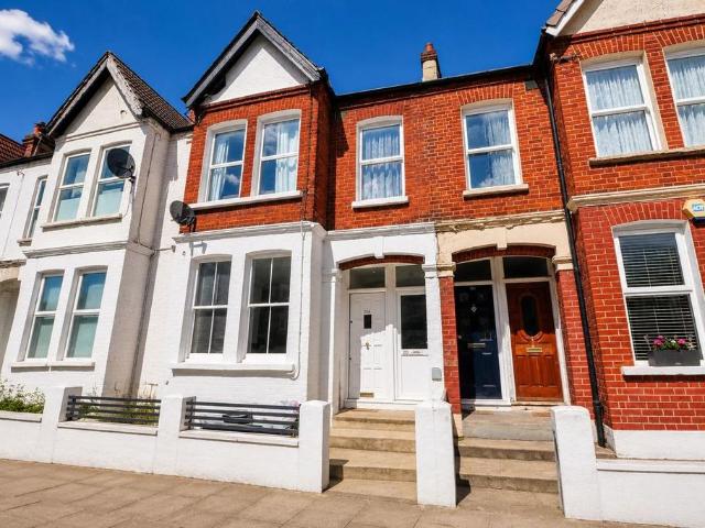 Flat for sale in London Borough of Merton, Collier's Wood