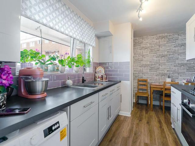 Flat for sale in Roehampton, Greater London
