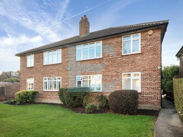 Flat for sale in Mill Hill, Greater London